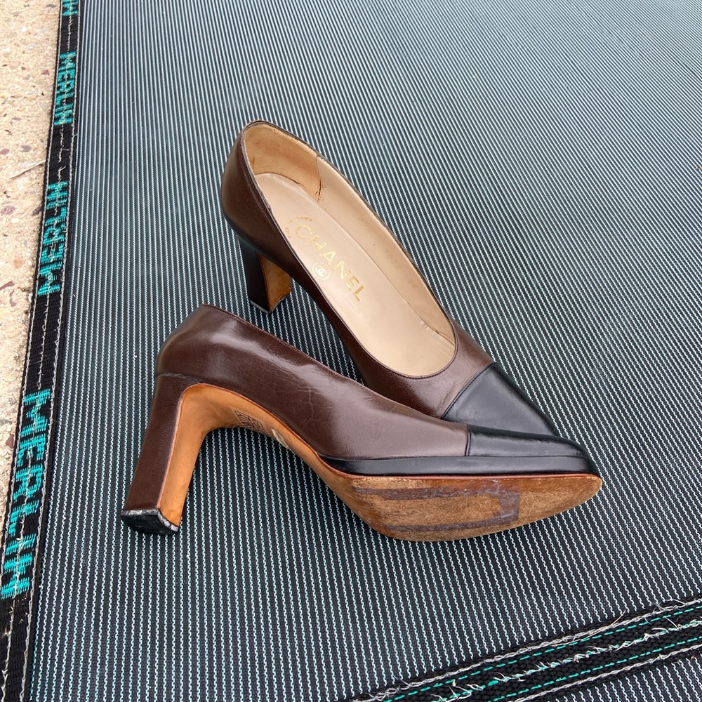 CHANEL Two-Tone Brown and Black Leather Cap-Toe Pumps - Picture 5 of 7